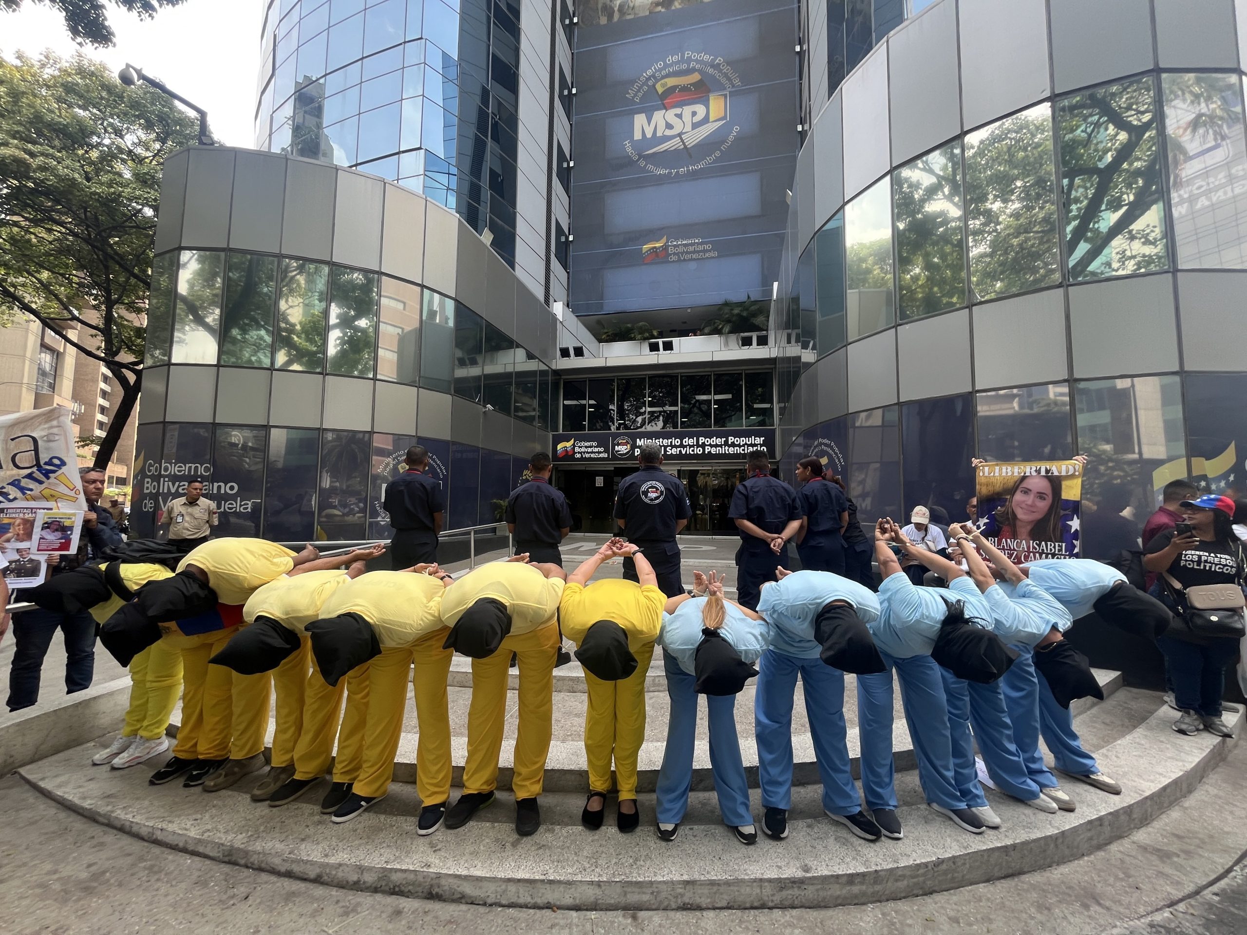 Familiares denuncian torturas a presos políticos en cárceles venezolanas