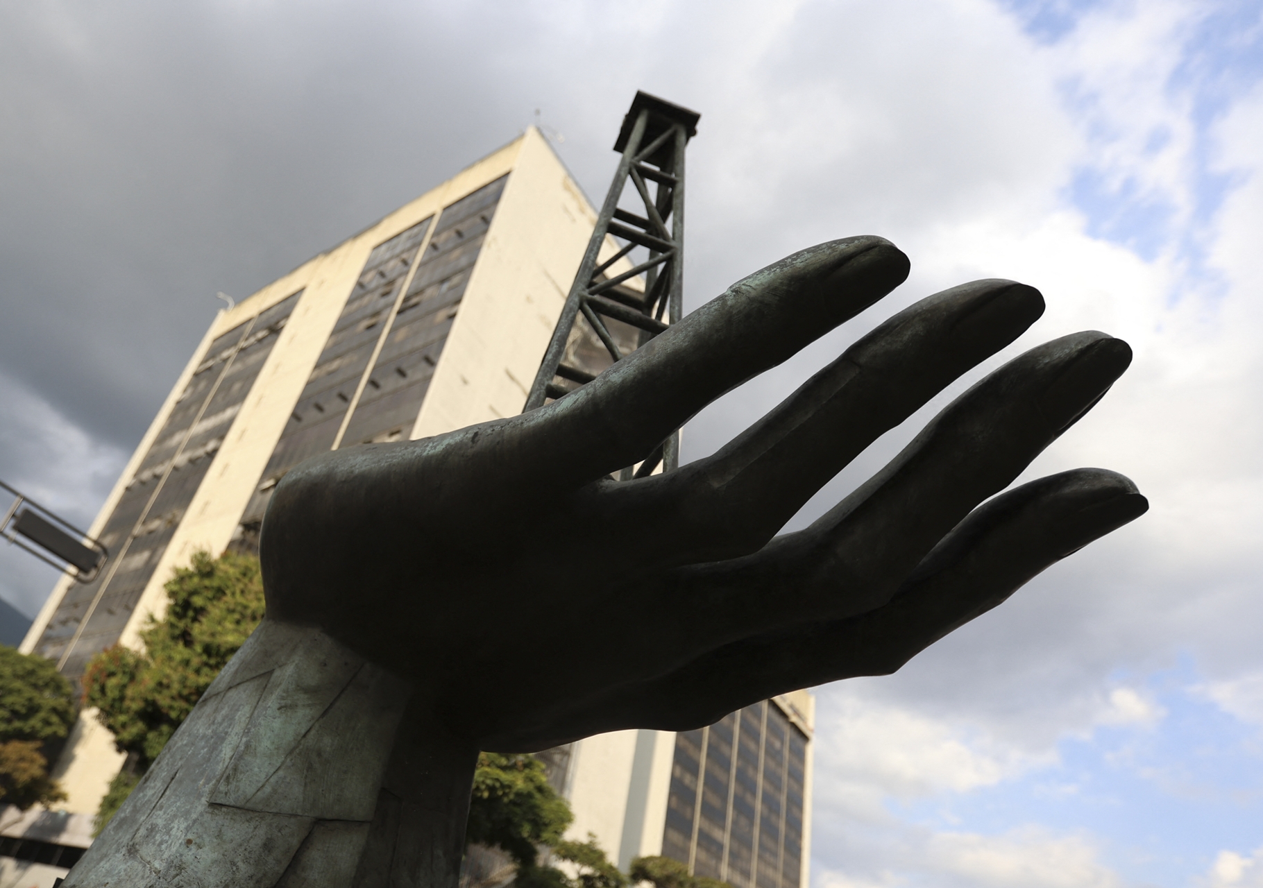 PDVSA adeuda 3.300 millones de dólares a empresa italiana Eni